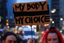 Osoba drží transparent počas protestu proti rozhodnutiu poľského Ústavného súdu, ktoré zaviedlo takmer úplný zákaz potratov (11. novembra 202). FOTO: Reuters