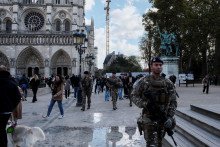 Príslušníci orgánov činných v trestnom konaní stoja na stráži pri katedrále Notre-Dame de Paris v Paríži. FOTO: Reuters