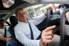 Ak má byť elektrické vozidlo plusom, je potrebné sa ho naučiť správne používať. FOTO: Reuters