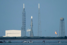 Raketa New Glenn americkej spoločnosti Blue Origin miliardára Jeffa Bezosa. FOTO: TASR/AP