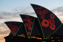 Na zábere z 11. novembra vidno ikonickú budovu opery v Sydney špeciálne osvetlenú na počet Austrálčanov padlých v prvej svetovej vojne. FOTO: Reuters