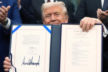 Americký prezident Donald Trump pózuje po podpísaní zákona, ktorým sa obnovuje financovanie federálnych inštitúcií pozastavené viac než šesť týždňov, v Oválnej pracovni Bieleho domu vo Washingtone. FOTO: TASR/AP