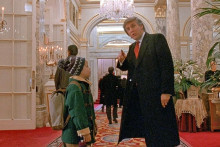 V hoteli Plaza ho vo filme privítal majiteľ Donald Trump.