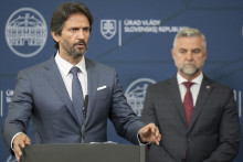 Na snímke zľava podpredseda vlády a minister obrany SR Robert Kaliňák (Smer-SD) a predseda Výboru NR SR pre obranu a bezpečnosť Tibor Gašpar (Smer-SD). FOTO: TASR/Martin Baumann