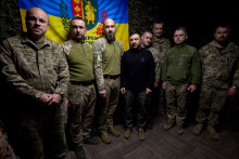 Ukrajinský prezident Volodymyr Zelenskij s vojakmi počas návštevy frontovej línie v Záporožskej oblasti. FOTO: Reuters/Tlačová služba ukrajinského prezidenta