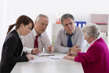 Odborníci odporúčajú, aby starší ľudia rozdelili svoj majetok, kým sú ešte nažive, pretože po ich smrti sa rodina často rozháda.