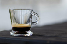 Vítaný účinok kofeínu môže byť nevítaným zásahom pre životné prostredie.