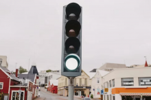 Takto by podľa umelej inteligencie mohol vyzerať semafor s pridaným bielym svetlom.