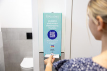 Vďaka dm a jej zákazníkom pribudlo na 45 slovenských školách 161 zásobníkov menštruačných potrieb