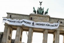 Nemeckí policajti odstránili transparent s nápisom „Už nikdy genocída - Sloboda pre Palestínu“, ktorý umiestnili propalestínski aktivisti na Brandenburskú bránu v Berlíne. FOTO: Reuters