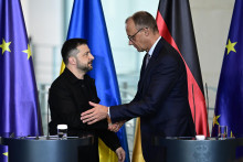 Na archívnej snímke ukrajinský prezident Volodymyr Zelenskyj a nemecký kancelár Friedrich Merz. FOTO: TASR/DPA