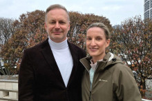 Tvorcovia talkšou Trochu inak. Adela Vinczeová s producentom relácia Danielom Rabinom.