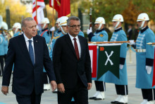 Turecký prezident Tayyip Erdogan a líder cyperských Turkov Tufan Erhurman. FOTO: Reuters