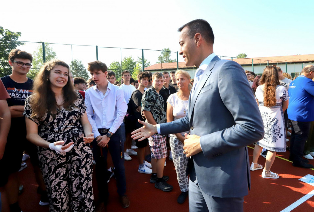 Na snímke minister školstva Tomáš Drucker so študentami na Strednej odbornej škole informačných technológií v Banskej Bystrici.

FOTO: TASR/ J. Krošlák