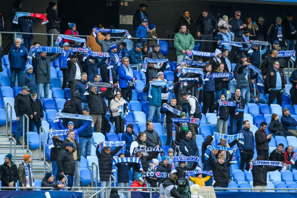 Fanúšikovia počas zápasu 14. kola Niké ligy Slovan Bratislava -  Komárno. FOTO: TASR/Jaroslav Novák