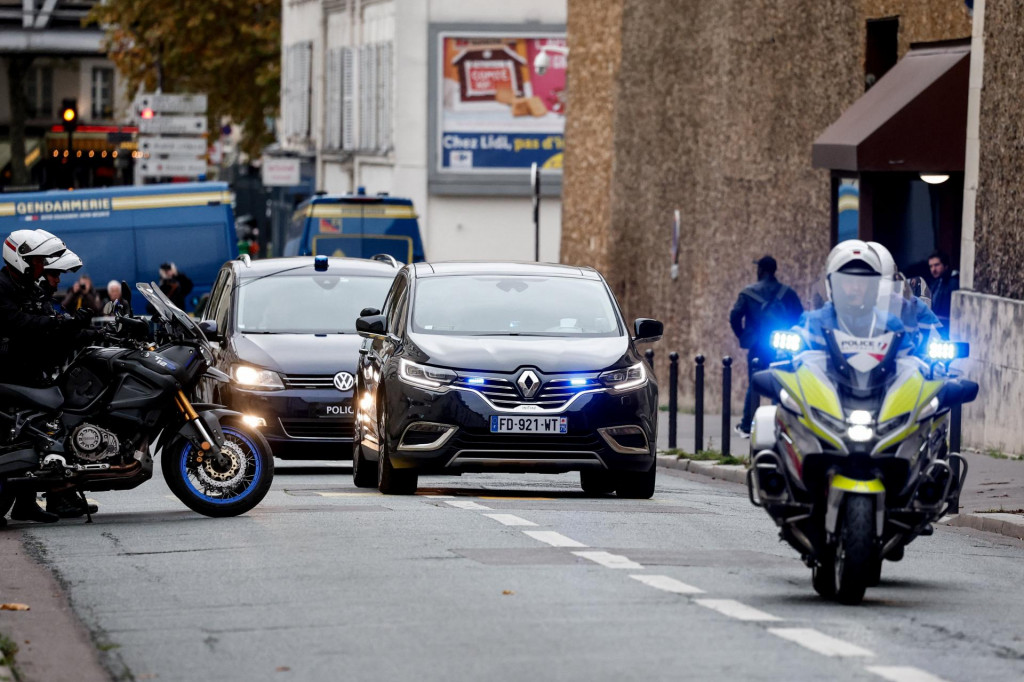 Vozidlá, v ktorých sa pravdepodobne nachádza bývalý francúzsky prezident Nicolas Sarkozy, opúšťajú väznicu Sante. FOTO: Reuters