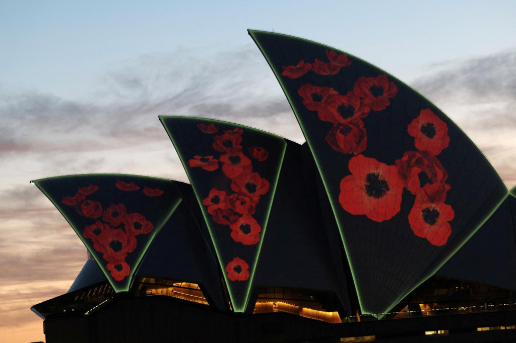 Na zábere z 11. novembra vidno ikonickú budovu opery v Sydney špeciálne osvetlenú na počet Austrálčanov padlých v prvej svetovej vojne. FOTO: Reuters