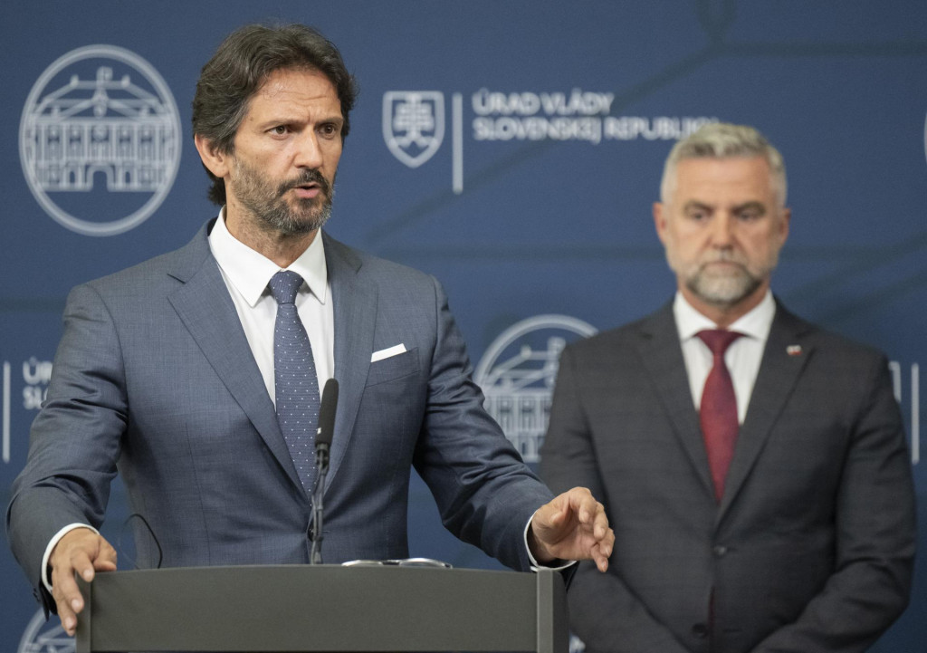 Na sn&iacute;mke zľava podpredseda vl&aacute;dy a minister obrany SR Robert Kaliň&aacute;k (Smer-SD) a predseda V&yacute;boru NR SR pre obranu a bezpečnosť Tibor Ga&scaron;par (Smer-SD). FOTO: TASR/Martin Baumann