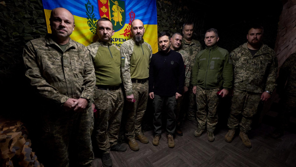 Ukrajinský prezident Volodymyr Zelenskij s vojakmi počas návštevy frontovej línie v Záporožskej oblasti. FOTO: Reuters/Tlačová služba ukrajinského prezidenta