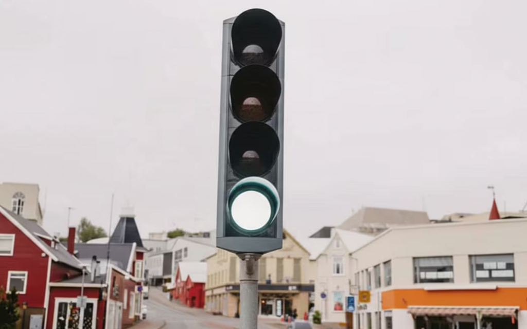 Takto by podľa umelej inteligencie mohol vyzerať semafor s pridaným bielym svetlom.