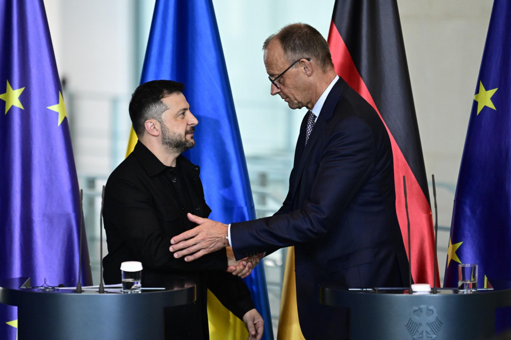 Na archívnej snímke ukrajinský prezident Volodymyr Zelenskyj a nemecký kancelár Friedrich Merz. FOTO: TASR/DPA