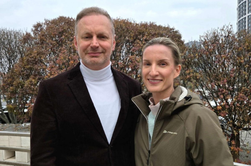 Tvorcovia talkšou Trochu inak. Adela Vinczeová s producentom relácia Danielom Rabinom.