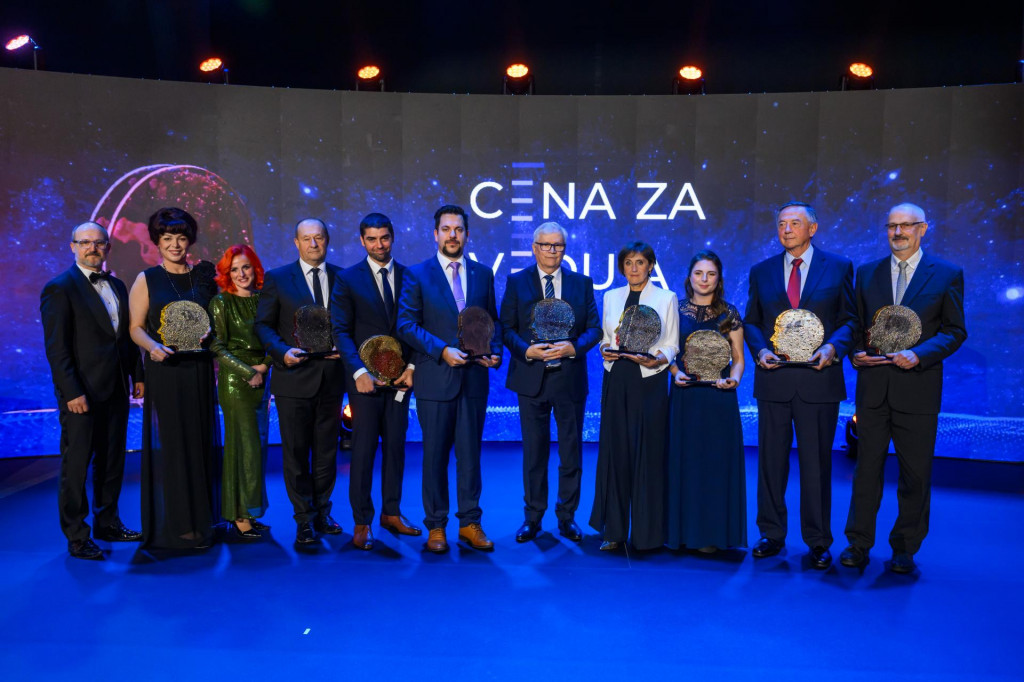 Spoločná fotografia ocenených počas slávnostného odovzdávania Ceny za vedu a techniku 2025 v Bratislave. FOTO: TASR/Jaroslav Novák