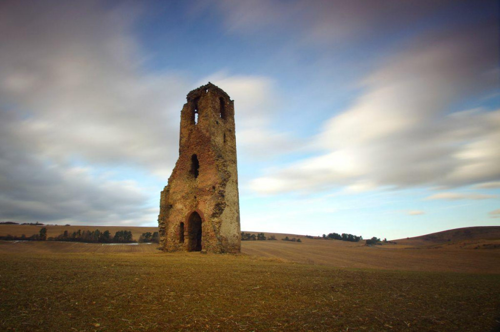 Zrúcanina kostolnej veže pri obci Spišský Hrušov. FOTO: Marek Baláž