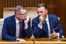 Politici Hlasu Peter Kmec a Matúš Šutaj Eštok musia riešiť dôsledky spornej inovačnej výzvy. FOTO: TASR/J. Novák