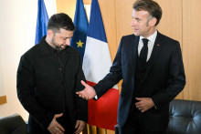 Francúzsky prezident Emmanuel Macron (vpravo) a ukrajinský prezident Volodymyr Zelenskyj. FOTO: TASR/AP