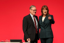 Britský premiér Keir Starmer a ministerka financií Rachel Reevesová. FOTO: Reuters