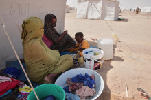 Vysídlení obyvatelia oddychujú v tábore v meste Al Dabbah vo štvrtok. FOTO: TASR/AP