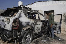 Západný breh. Palestínčania vyhodnocujú škody v priemyselnej zóne po útoku izraelských osadníkov v dedine Beit Lid. FOTO: TASR/AP