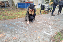 Premiéra Roberta Fica na popradskom debatnom reparáte vítala väčšina študentov v čiernom a kriedové nápisy na chodníku. FOTO: TASR/A. Hudecová