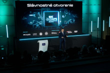 Na snímke účastníci slávnostného otvorenia Slovenského čipového kompetenčného centra a nového laboratória v priestoroch Fakulty elektrotechniky a informatiky STU v Bratislave. FOTO: TASR/Jakub Kotian