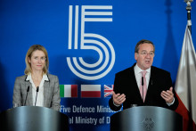 Na snímke nemecký minister obrany Boris Pistorius (vpravo) a viceprezidentka Európskej komisie Kaja Kallasová. FOTO: TASR/AP