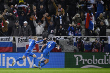 Tomáš Bobček a Adam Obert oslavujú jediný platný gól v zápase proti Severnému Írsku. FOTO: REUTERS