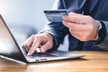 Prostriedky z &uacute;verov&eacute;ho r&aacute;mca klient využ&iacute;va platen&iacute;m kartou alebo v&yacute;berom hotovosti.