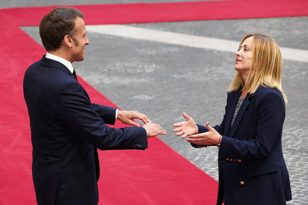 Talianska premiérka Meloniová na stretnutí s francúzskym prezidentom Macronom, ktoré prebehlo 3. júna v rímskej vládnej rezidencii Palazzo Chigi. FOTO: Reuters