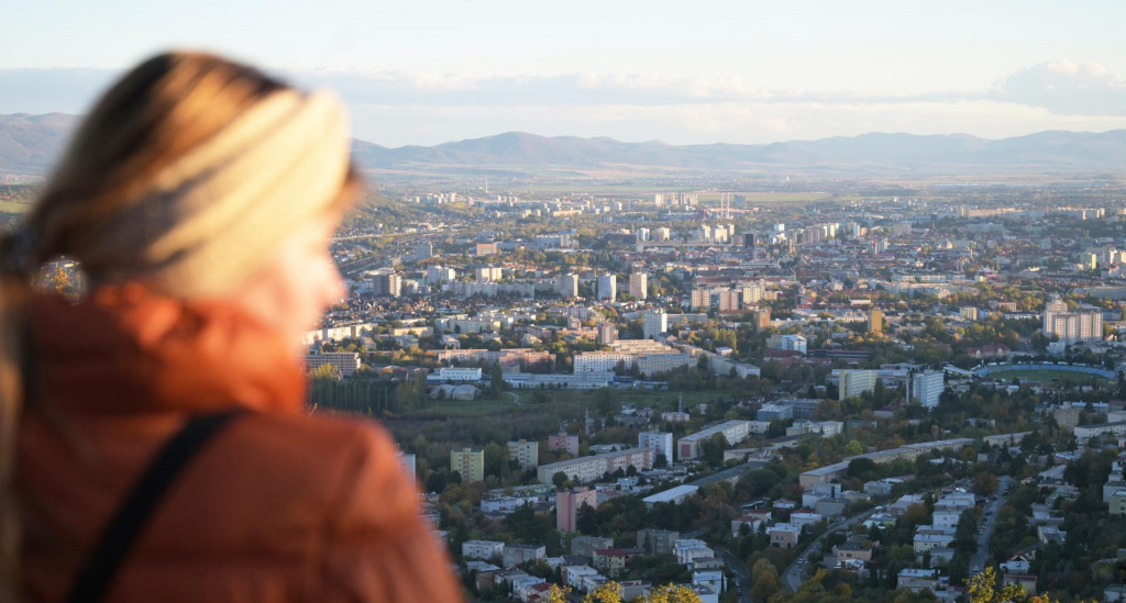Na snímke pohľad na mesto Košice z drevenej visutej vyhliadkovej lávky v mestskom lesoparku na kopci Hradová pri Košickom hrade. FOTO: TASR/František Iván