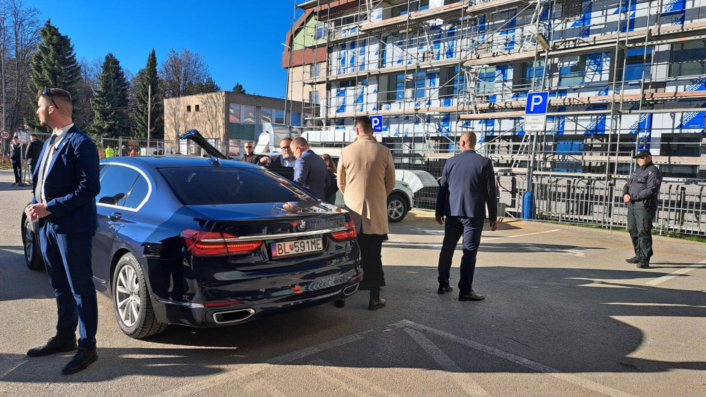 Premi&eacute;r Robert Fico sa nakoniec popradskej &scaron;kole vyhol a v meste nav&scaron;t&iacute;vil len rekon&scaron;truovan&uacute; nemocnicu. FOTO: TASR/A. Hudecov&aacute;