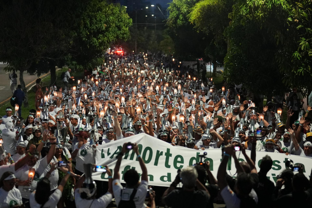 Demonštranti nesú transparent počas pochodu počas Konferencie zmluvných strán Rámcového dohovoru OSN o zmene klímy (COP30) v brazílskom meste Belém. FOTO: TASR/AP