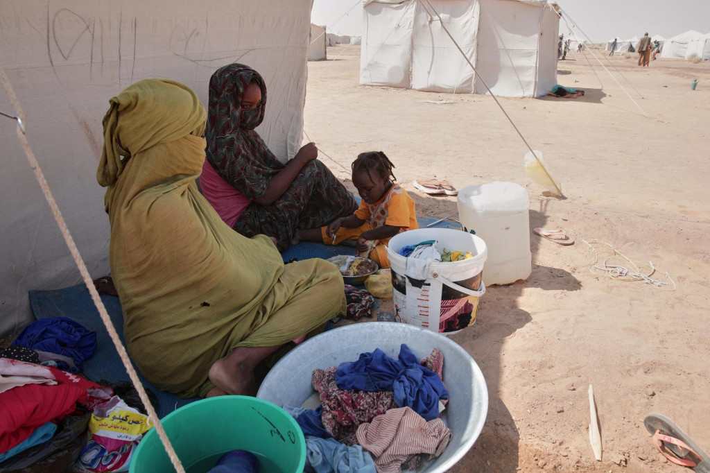 Vysídlení obyvatelia oddychujú v tábore v meste Al Dabbah vo štvrtok. FOTO: TASR/AP