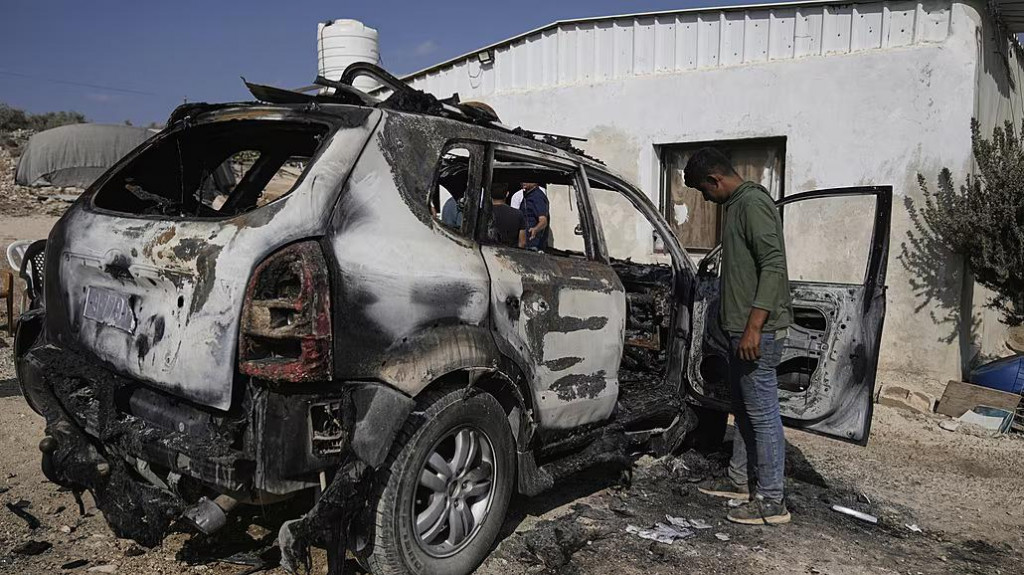 Západný breh. Palestínčania vyhodnocujú škody v priemyselnej zóne po útoku izraelských osadníkov v dedine Beit Lid. FOTO: TASR/AP