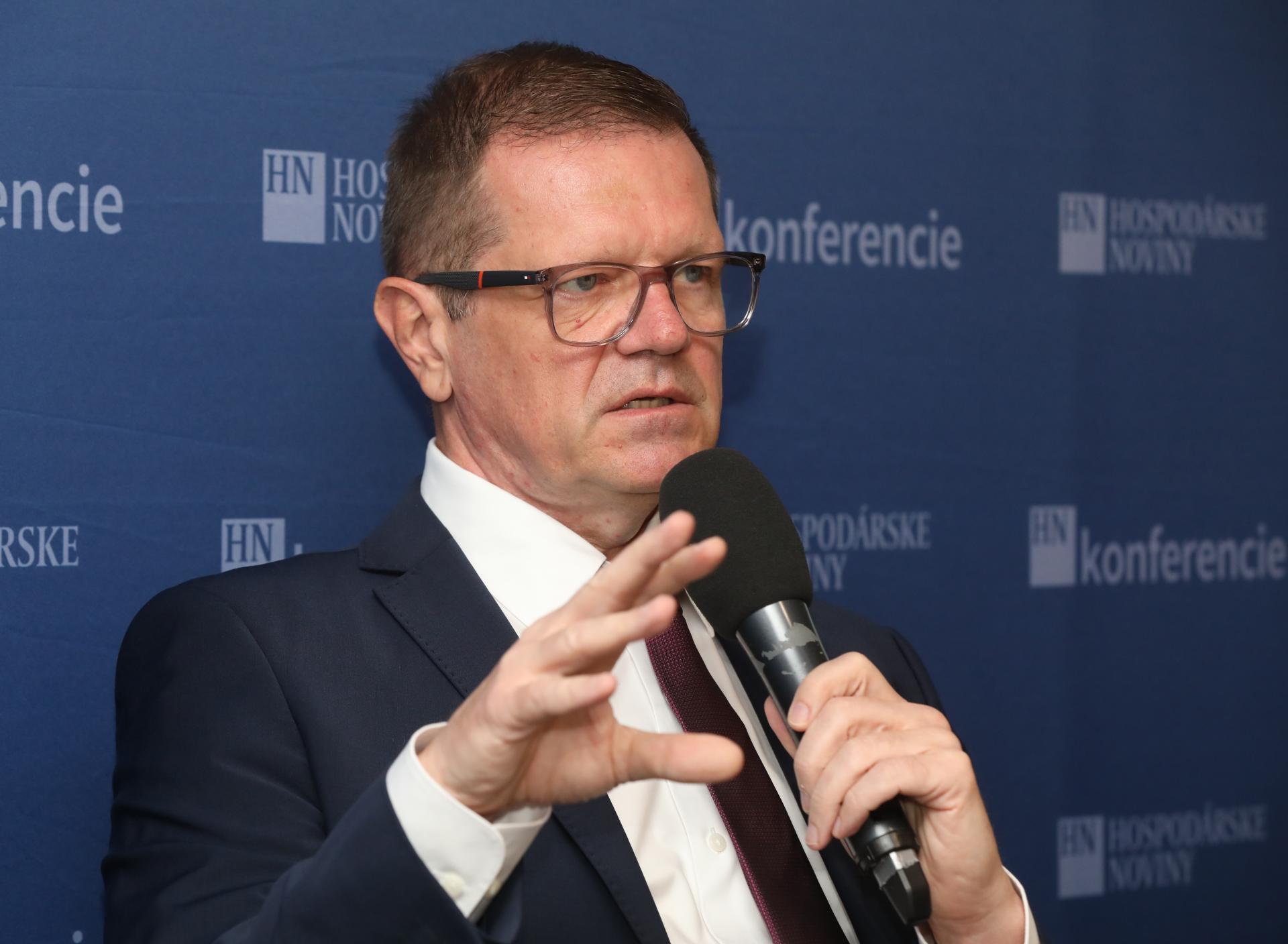 Kmec odstupuje, aby chránil "Hlas a Slovensko", kritiku označil za hejt. Demisia je len gesto, reaguje Soták