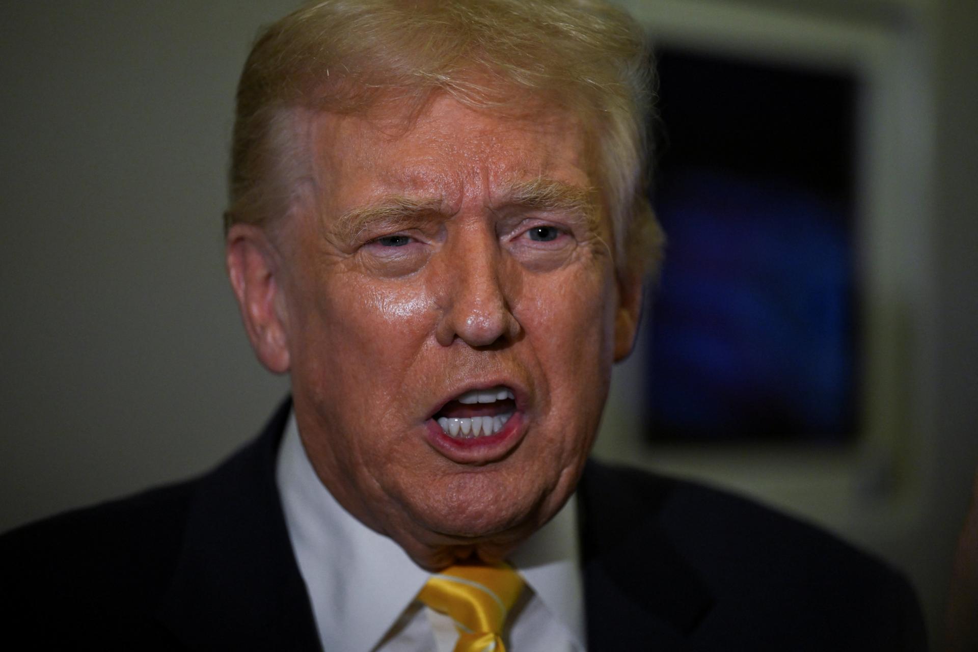 Trump oznámil, že vo voľbách nepodporí svoju spojenkyňu, ktorá žiada zverejnenie dokumentov o Epsteinovi