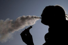 Žena vydychuje pary z elektronickej cigarety. FOTO: Reuters