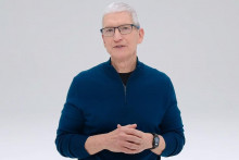 Šéf spoločnosti Apple Tim Cook s hodinkami Apple Watch. FOTO: Apple