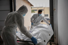 Zdravotníci nesú telá neidentifikovaných Palestínčanov po ich návrate z Izraela do nemocnice Násir v meste Chán Júnis, na juhu Pásma Gazy. FOTO: TASR/AP