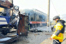 Hasič pri osobnom vlaku zasiahnutom ruským dronom v Šostke. FOTO: Reuters